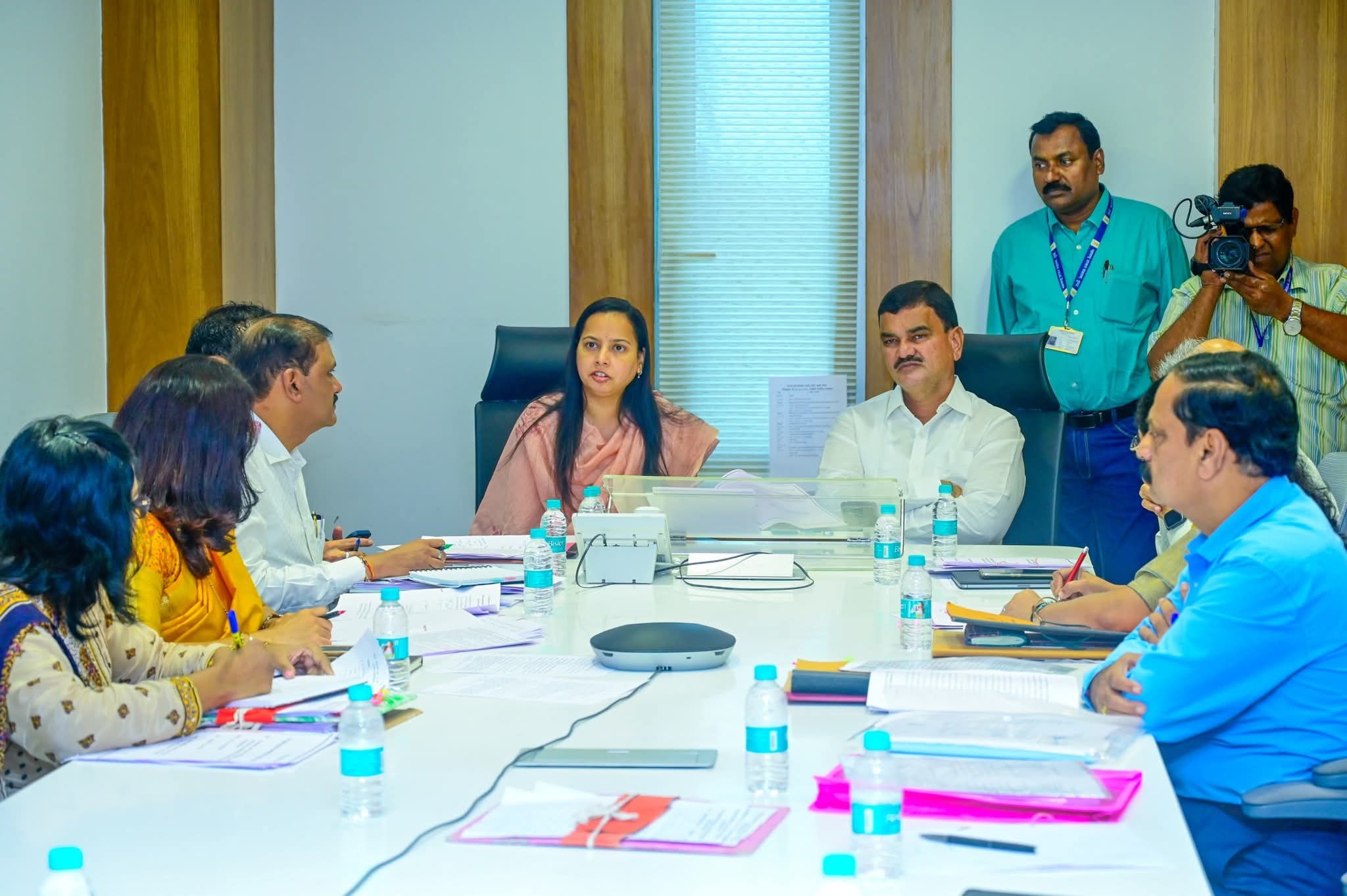  रायगड जिल्ह्याच्या श्रीवर्धन तालुक्यातील दिवेआगार येथे सुपारी संशोधन केंद्र उभारणीच्या कामाच्या सध्यस्थिती संदर्भात आढावा घेतला., कृषिमंत्री दत्तात्रय भरणे.